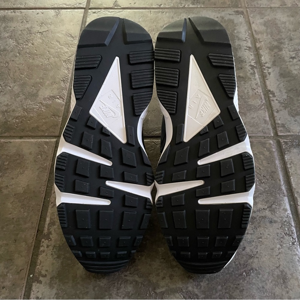Nike Air Huarache Sneakers. US 12 . New . Stylish - Picture 4 of 5
